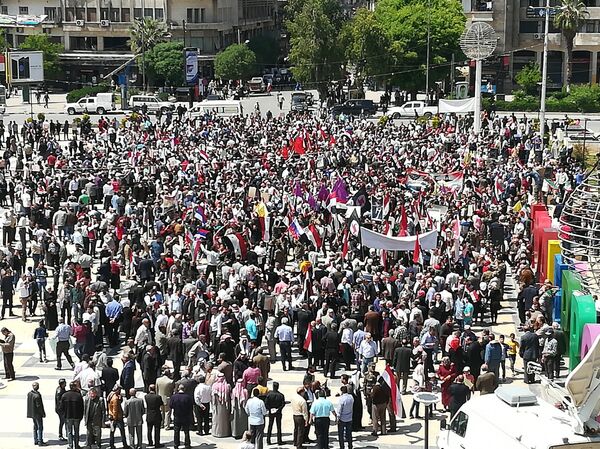 أهالي حلب يتجمعون في ساحة المدينة تنديداً بالعدوان الثلاثي على سورية - سبوتنيك عربي