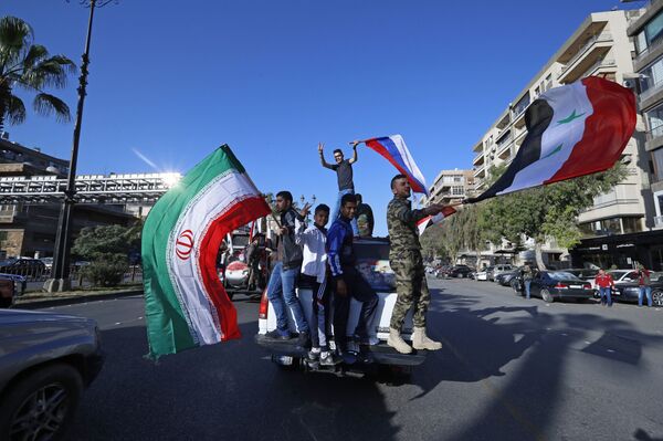 مظاهرات في دمشق بعد ليلة من هجوم التحالف الثلاثي، سوريا 14 أبريل/ نيسان 2018 - سبوتنيك عربي