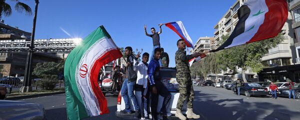 مظاهرات في دمشق بعد ليلة من هجوم التحالف الثلاثي، سوريا 14 أبريل/ نيسان 2018 - سبوتنيك عربي