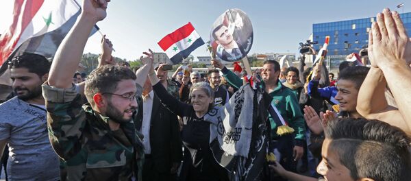 Сирийцы во время демонстрации против воздушных ударов коалиции под командованием США в Дамаске Сирийцы во время демонстрации против воздушных ударов коалиции под командованием США в Дамаске - سبوتنيك عربي