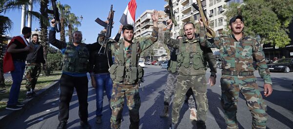 مظاهرات في دمشق بعد ليلة من هجوم التحالف الثلاثي، سوريا 14 أبريل/ نيسان 2018 مظاهرات في دمشق بعد ليلة من هجوم التحالف الثلاثي، سوريا 14 أبريل/ نيسان 2018 - سبوتنيك عربي