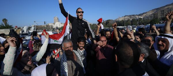 مظاهرات في دمشق بعد ليلة من هجوم التحالف الثلاثي، سوريا 14 أبريل/ نيسان 2018 - سبوتنيك عربي