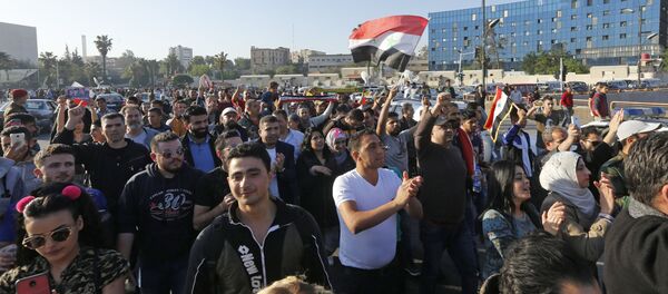 مظاهرات في دمشق بعد ليلة من هجوم التحالف الثلاثي، سوريا 14 أبريل/ نيسان 2018 - سبوتنيك عربي