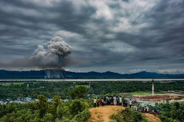 مسابقة صور الصحافة العالمية لعام 2018 - صورة بعنوان شاهد المنازل المحترقة للمصور ماسفيكار سوهان من بنغلادش، الفائزة بالمرتبة الثالثة في فئة التصوير أخبار عامة - سبوتنيك عربي