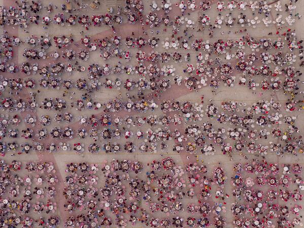 مسابقة صور الصحافة العالمية لعام 2018 - صورة بعنوان إطعام الصين للمصور جورج شتاينميتز من الولايات المتحدة، الفائزة بالمرتبة الثانية في فئة التصوير قضايا العصر - سبوتنيك عربي