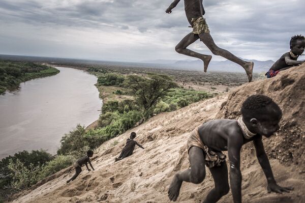 مسابقة صور الصحافة العالمية لعام 2018 - صورة بعنوان تغيير أومو للمصور فاوستو بودافيني من إيطاليا، الفائزة بالمرتبة الثانية في فئة التصوير مشاريع طويلة الأمد - سبوتنيك عربي