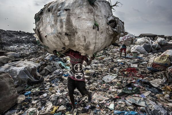 مسابقة صورة الصحافة العالمية لعام 2018 - صورة بعنوان أرض الخراب للمصور كادر فان لوهويزن من هولندا، الفائزة بالمرتبة الأولى في فئة التصوير أخبار البيئة - سبوتنيك عربي