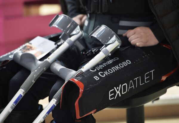 Экзоскелет для реабилитации ExoAtlet на шоу технологий Открытые инновации - سبوتنيك عربي