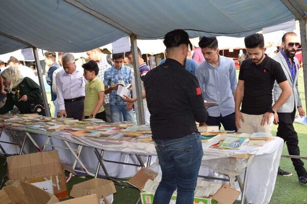 عراقيون يصنعون الفرح من آلاف الكتب   - سبوتنيك عربي