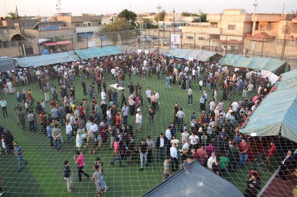 عراقيون يصنعون الفرح من آلاف الكتب   - سبوتنيك عربي