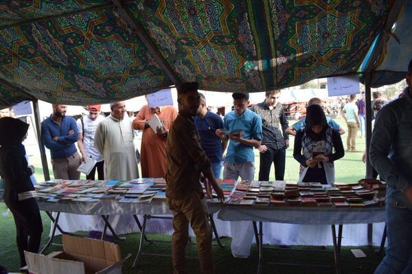 عراقيون يصنعون الفرح من آلاف الكتب   - سبوتنيك عربي