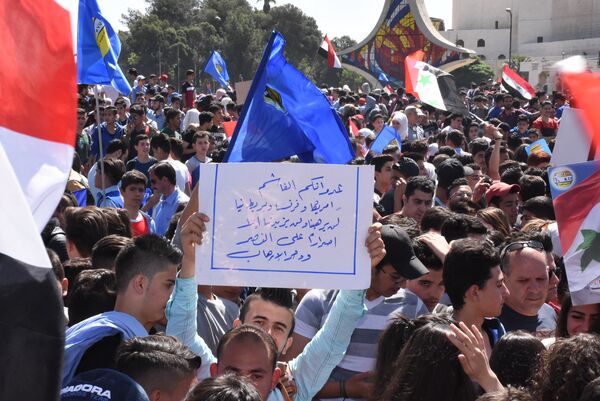 آلاف الشباب يتظاهرون في ساحة الأمويين بدمشق ضد الهجوم الثلاثي على سوريا  - سبوتنيك عربي