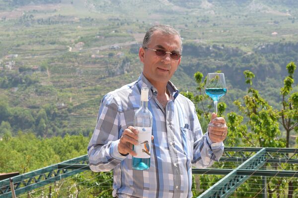 لبناني يتفرد بصنع النبيذ الأزرق - سبوتنيك عربي