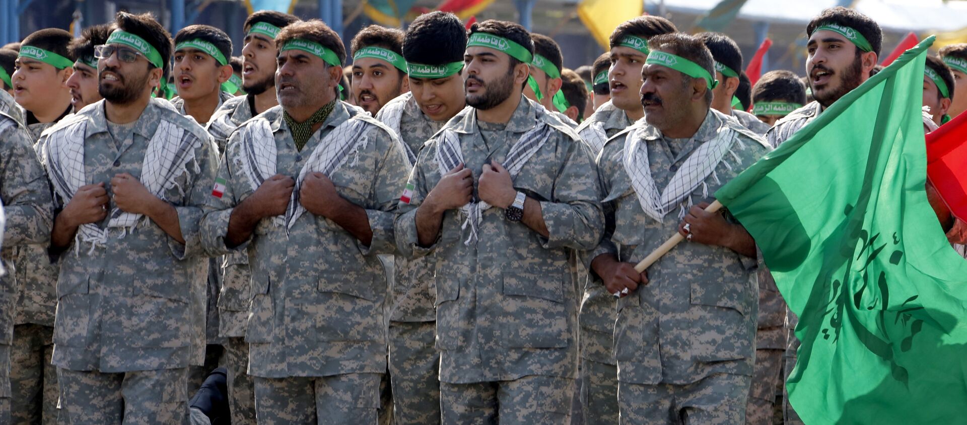 أعضاء إيرانيون من ميليشيا الباسيج في مسيرة بمناسبة يوم الجيش السنوي للبلاد، 18 أبريل/ نيسان 2018 في طهران. وقال الرئيس حسن روحاني خلال العرض أن إيران لا تنوي القيام بأي اعتداء على جيرانها لكنها ستواصل إنتاج كل الأسلحة التي تحتاجها للدفاع عنها. - سبوتنيك عربي, 1920, 18.04.2018