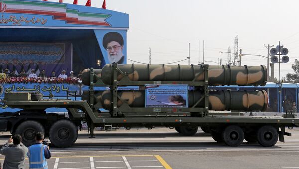 شاحنة عسكرية إيرانية تحمل أجزاءًا من منظومة صواريخ دفاع جوي من طراز S-300 خلال استعراض بمناسبة يوم الجيش السنوي للبلاد، 18 أبريل/نيسان 2018 في طهران. - سبوتنيك عربي