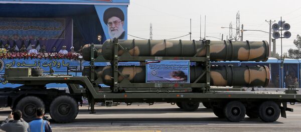 شاحنة عسكرية إيرانية تحمل أجزاءًا من منظومة صواريخ دفاع جوي من طراز S-300 خلال استعراض بمناسبة يوم الجيش السنوي للبلاد، 18 أبريل/نيسان 2018 في طهران. - سبوتنيك عربي