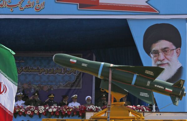 شاحنة عسكرية إيرانية تحمل صواريخ أمام لوحة للزعيم الإيراني الأعلى آية الله علي خامنئي خلال استعراض بمناسبة يوم الجيش السنوي للبلاد، 18 أبريل/ نيسان 2018 في طهران. - سبوتنيك عربي