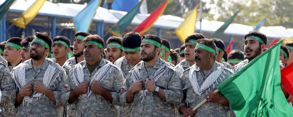 أعضاء إيرانيون من ميليشيا الباسيج بمسيرة بمناسبة يوم الجيش السنوي للبلاد، 18 أبريل/نيسان 2018 في طهران. وقال الرئيس حسن روحاني خلال العرض أن إيران لا تنوي أي اعتداء على جيرانها لكنها ستواصل إنتاج كل الأسلحة التي تحتاجها للدفاع عنها. - سبوتنيك عربي