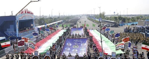 قوات الجيش الإيراني تسير في موكب بمناسبة الاحتفال بيوم الجيش الوطني أمام ضريح المؤسس الثوري الراحل آية الله الخميني، خارج طهران، إيران، اليوم الأربعاء 18 أبريل/نيسان 2018. - سبوتنيك عربي