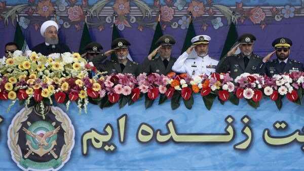 الرئيس الإيراني حسن روحاني (من اليسار) وكبار أعضاء القوات المسلحة الإيرانية خلال مناسبة يوم الجيش الإيراني، 18 أبريل/نيسان 2018 في طهران. - سبوتنيك عربي