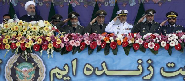 الرئيس الإيراني حسن روحاني (من اليسار) وكبار أعضاء القوات المسلحة الإيرانية خلال مناسبة يوم الجيش الإيراني، 18 أبريل/نيسان 2018 في طهران. - سبوتنيك عربي