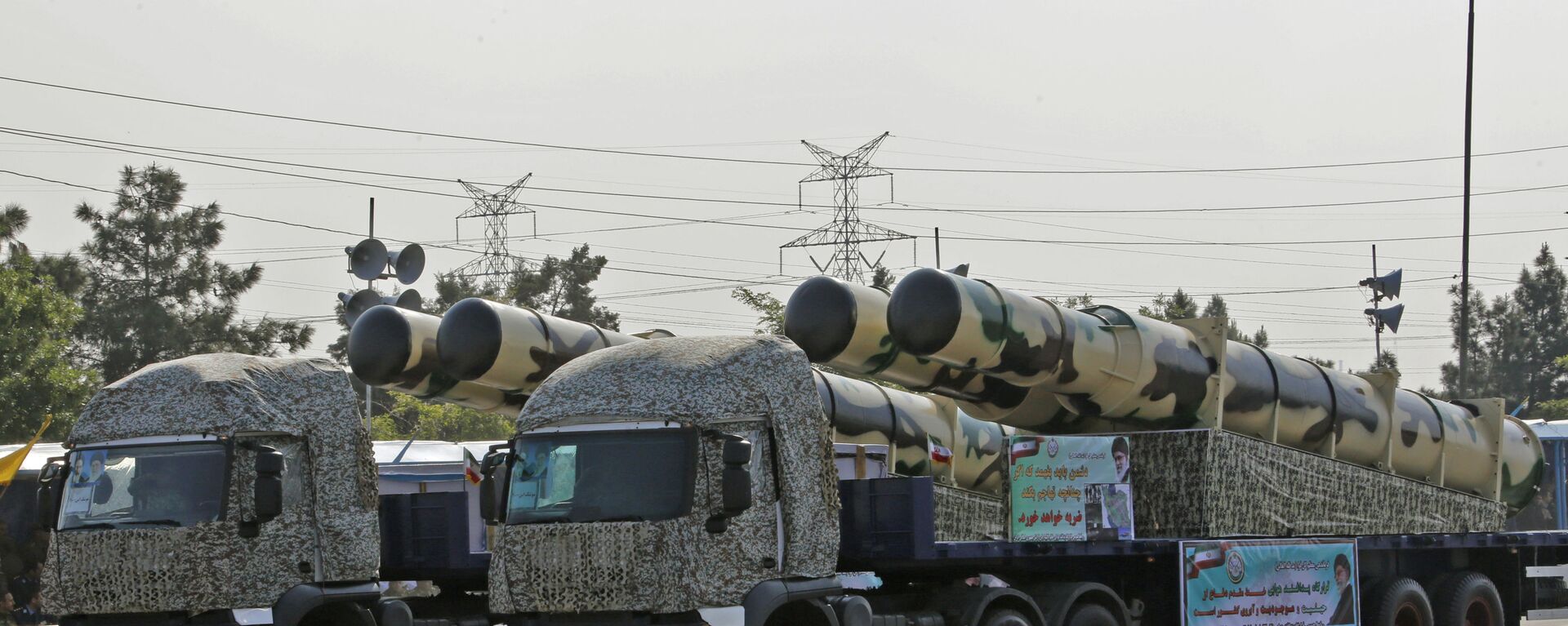 شاحنة عسكرية إيرانية تحمل أجزاءًا من منظومة الصواريخ الدفاعية S-200 خلال استعراض بمناسبة عيد الجيش الإيراني 18 أبريل/نيسان 2018 في طهران. - سبوتنيك عربي, 1920, 23.08.2019