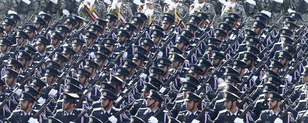 قوات الجيش الإيراني أمام ضريح المؤسس الثوري الراحل آية الله الخميني بمناسبة الاحتفال بيوم الجيش الوطني، خارج طهران، إيران، الأربعاء 18 أبريل/نيسان 2018. - سبوتنيك عربي