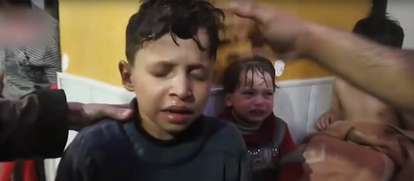 لقطة من فيديو الهجوم الكيميائي على دوما المفبرك - حسن دياب - سبوتنيك عربي