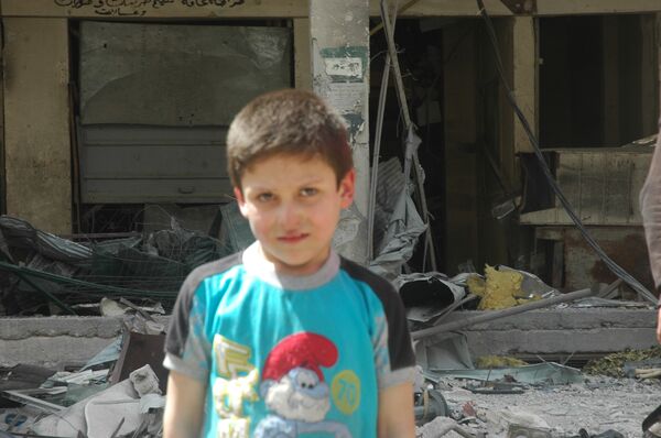 طفل يشارك بالمسرحية الكيماوية طفل يشارك بالمسرحية الكيماوية - سبوتنيك عربي