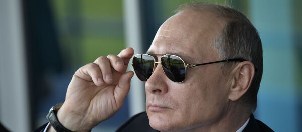 الرئيس الروسي فلاديمير بوتين خلال معرض للطيران ماكس ، 18 يوليو/تموز 2017 - سبوتنيك عربي