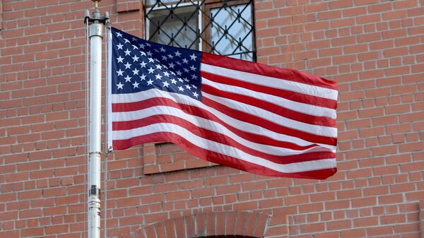 العلم الأمريكي بالقرب من مبنى القنصلية الأمريكية العامة في يكاتيرنبورغ الروسية - سبوتنيك عربي