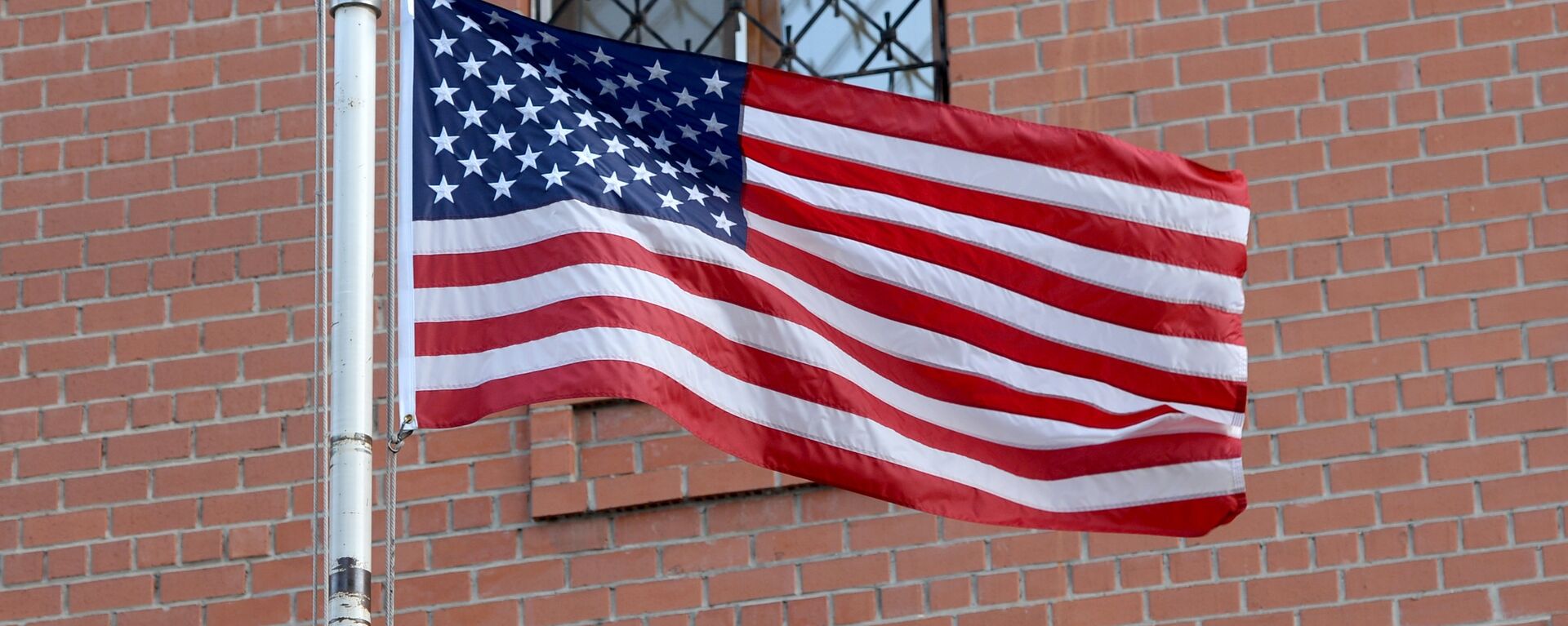 العلم الأمريكي بالقرب من مبنى القنصلية الأمريكية العامة في يكاتيرنبورغ الروسية - سبوتنيك عربي, 1920, 11.07.2022