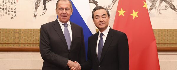 وزير الخارجية الروسي سيرغي لافروف مع نظيره الصيني وانغ اي - سبوتنيك عربي