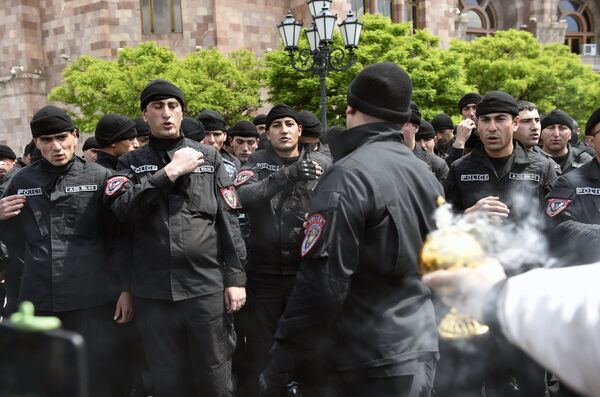 أشخاص بالزي العسكري ينضمون للمتظاهرين في العاصمة الأرمنية يريفان، أرمينيا 21 أبريل/ نيسان 2018 - سبوتنيك عربي