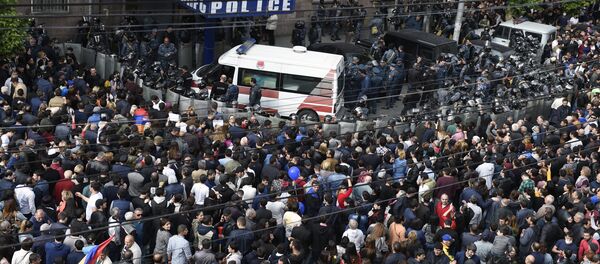 أشخاص بالزي العسكري ينضمون للمتظاهرين في العاصمة الأرمنية يريفان، أرمينيا 21 أبريل/ نيسان 2018 - سبوتنيك عربي