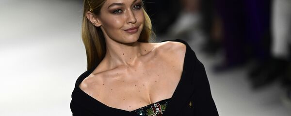 عارضة الأزياء جيجي حديد خلال عرض أزياء ربيع/ صيف 2018 في ميلانو، إيطاليا 22 سبتمبر/ أيلول 2017 - سبوتنيك عربي