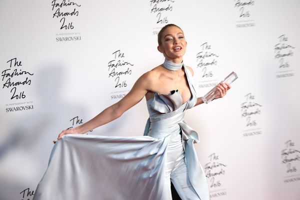 عارضة الأزياء جيجي حديد تحمل جائزتها عارضة الأزياء العالمية، تقف أمام المصورين The Fashion Award 2016 في لندن، إنجلترا 5 ديسمبر/ كانون الأول 2016 - سبوتنيك عربي