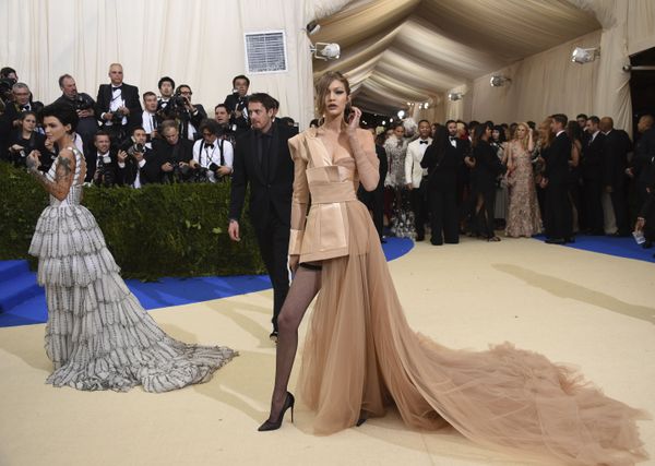 عارضة الأزياء جيجي حديد خلال حفل Met Gala في نيويورك، الولايات المتحدة 1 مايو/ أيار2017 - سبوتنيك عربي