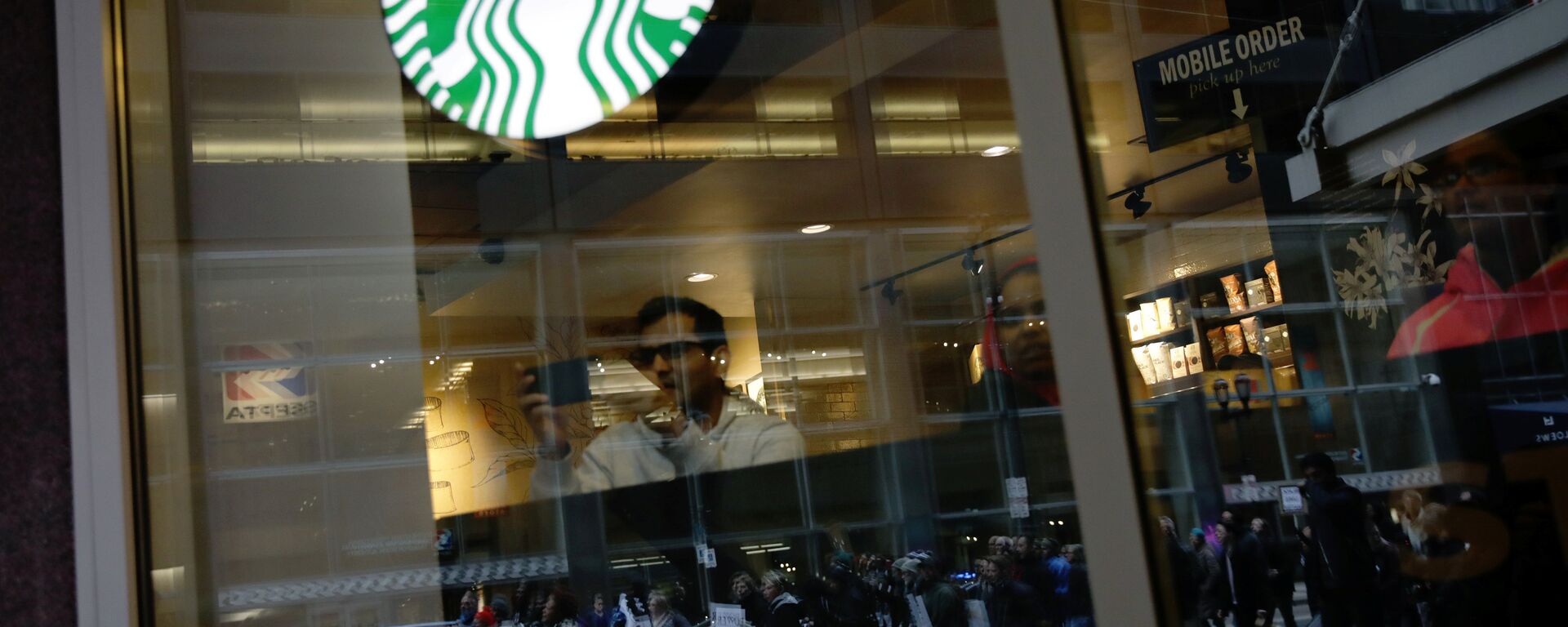 أحد متاجر ستاربكس أحد متاجر ستاربكس - سبوتنيك عربي, 1920, 23.11.2021