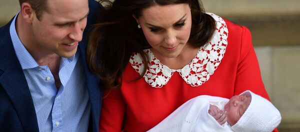 دوق ودوقة كامبريدج الأمير وليام نجل ولي العهد البريطاني وزوجته كيت ميدلتون مع مولودهما الثالث، الإثنين 23 نيسان/أبريل 2018 - سبوتنيك عربي