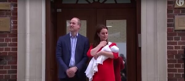 لحظة خروج دوقة كامبريدج كيت ميدلتون وزوجها نجل ولي عهد بريطانيا الأمير وليام بعد ولادة طفلهما الثالث، الإثنين 23 نيسان/أبريل 2018 - سبوتنيك عربي