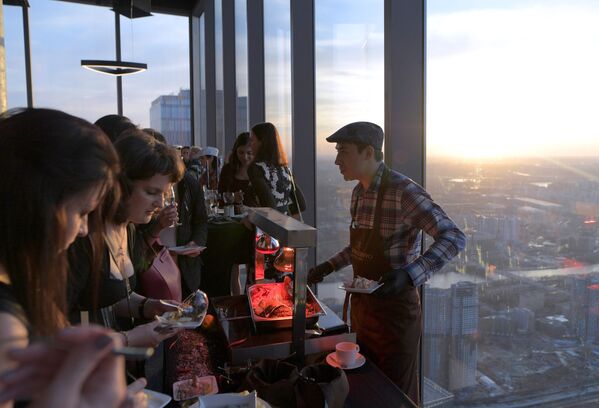 زوار على أعلى منصة عرض في أوروبا، والتي تقع على الطابق 89 من برج فيديراتسيا-فوستوك في المجمع الاقتصادي موسكو-سيتي في موسكو - سبوتنيك عربي