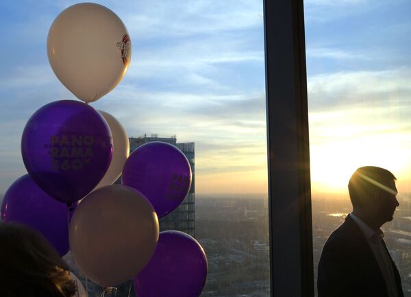 زائر على أعلى منصة عرض في أوروبا، والتي تقع على الطابق 89 من برج فيديراتسيا-فوستوك في المجمع الاقتصادي موسكو-سيتي في موسكو - سبوتنيك عربي