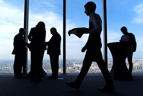 زوار على أعلى منصة عرض في أوروبا، والتي تقع على الطابق 89 من برج فيديراتسيا-فوستوك في المجمع الاقتصادي موسكو-سيتي في موسكو - سبوتنيك عربي