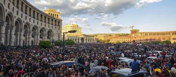 مشاركون في مظاهرة بعد استقالة رئيس الوزراء الأرمني سيرج سركسيان، يريفان، أرمينيا 23 أبريل/ نيسان 2018 مشاركون في مظاهرة بعد استقالة رئيس الوزراء الأرمني سيرج سركسيان، يريفان، أرمينيا 23 أبريل/ نيسان 2018 - سبوتنيك عربي