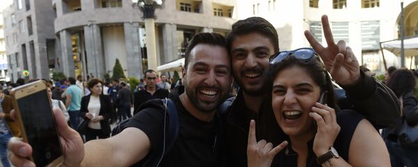 مشاركون في مظاهرة بعد استقالة رئيس الوزراء الأرمني سيرج سركسيان، يريفان، أرمينيا 23 أبريل/ نيسان 2018 - سبوتنيك عربي