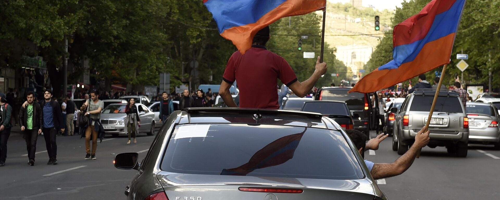 مشاركون في مظارهة بعد استقالة رئيس الوزراء الأرمني سيرج سركسيان، يريفان، أرمينيا 23 أبريل/ نيسان 2018 - سبوتنيك عربي, 1920, 15.03.2022