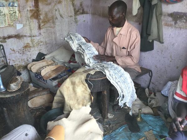 صناعة المراكيب/ الأحذية في السودان صناعة المراكيب/ الأحذية في السودان - سبوتنيك عربي