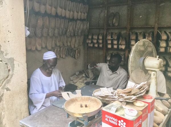 صناعة المراكيب/ الأحذية في السودان صناعة المراكيب/ الأحذية في السودان - سبوتنيك عربي