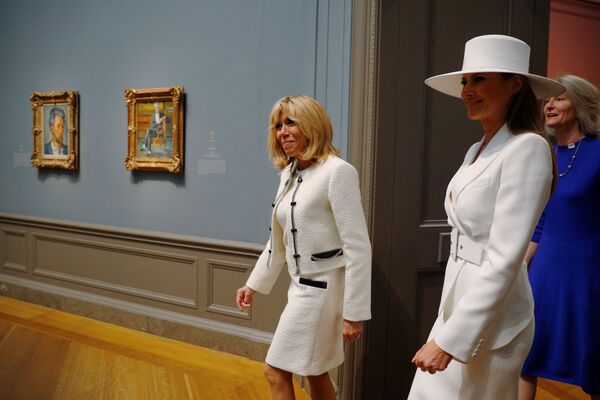 ميلانيا ترامب زوجة الرئيس الأمريكي دونالد ترامب مع زوجة الرئيس الفرنسي إيمانويل ماكرون، خلال زيارتهما للمعرض الوطني للفنون في واشنطن، 24 نيسان/أبريل 2018 ميلانيا ترامب زوجة الرئيس الأمريكي دونالد ترامب مع زوجة الرئيس الفرنسي إيمانويل ماكرون، خلال زيارتهما للمعرض الوطني للفنون في واشنطن، 24 نيسان/أبريل 2018 - سبوتنيك عربي